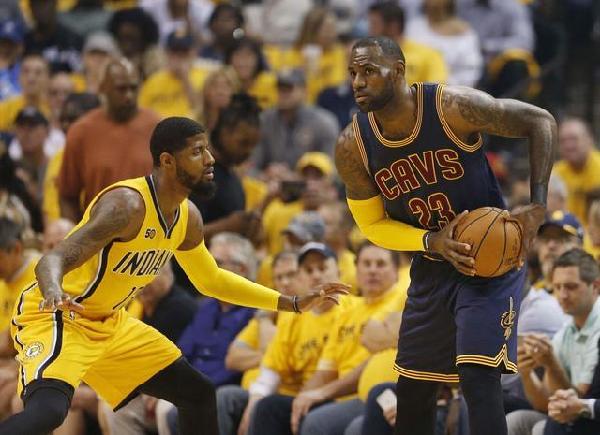 湖人詹姆斯关键三分锁定胜利（詹姆斯命中致胜三分，湖人拿下胜利）