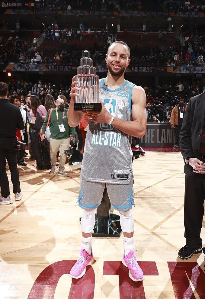 科尔：卢尼在进攻篮板方面贡献非常大，我们现在也很怀念这些（科尔：卢尼的前场篮板价值巨大，现在格外想念他的这些贡献）