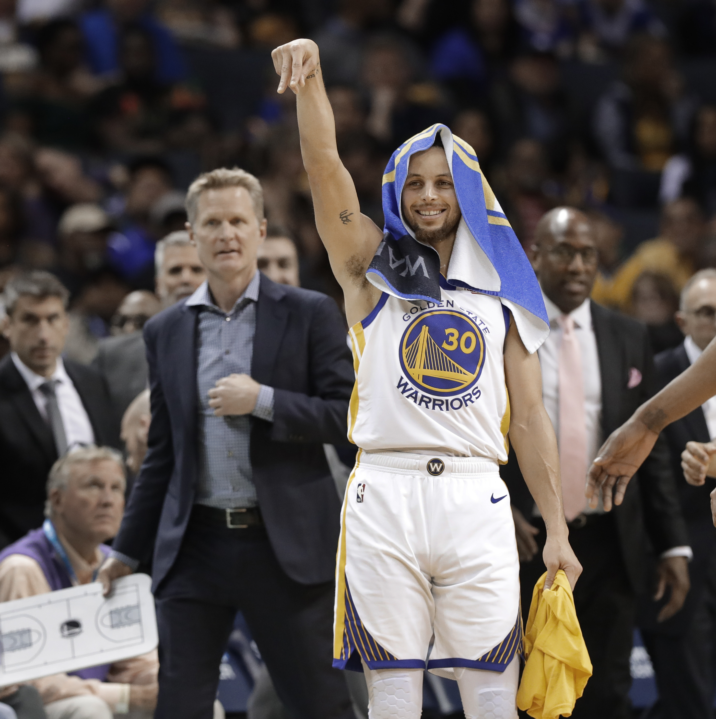 父亲：圣地亚哥从未讨论过离开的可能性，他在米兰很开心（父亲：圣地亚哥无意离队，他在米兰过得很快乐）