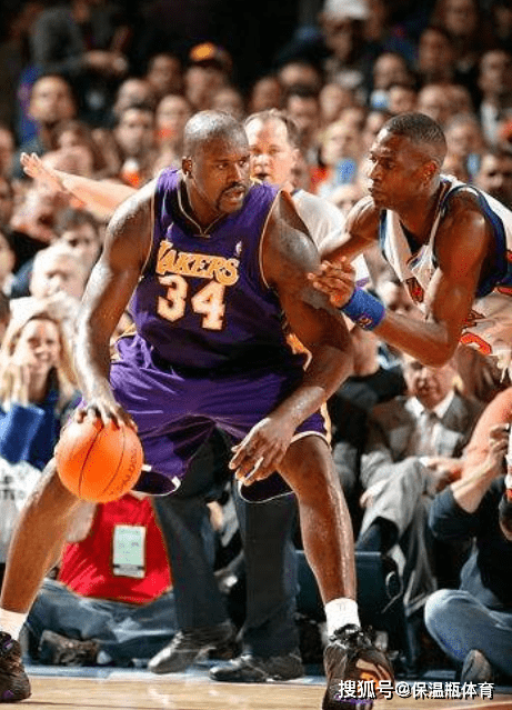 库里今日赛前入场穿加内特战靴，热身换上爱德华兹战靴（库里今日入场穿加内特签名鞋，热身改换爱德华兹战靴）